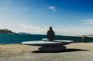 Ichi banc en béton au bord de la mer