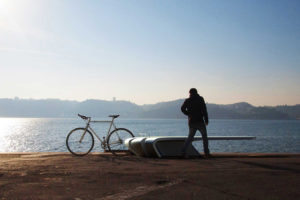 Gingko Fahrradständer aus Beton am Meer