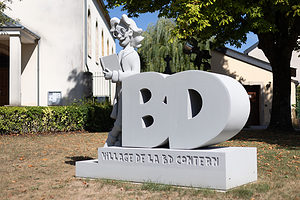 Bederic-Skulptur auf Betonsockel mit Gravur / stayconcrete