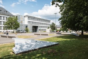 Zwei Betonflieger vor dem Lucée Hobert Clément in Luxembourg