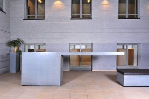 Table debout en béton dans le foyer du BCG de Munich